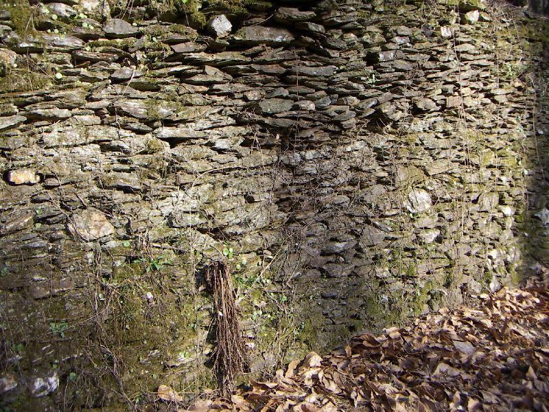 Ajustage du mur en pierre seche.JPG